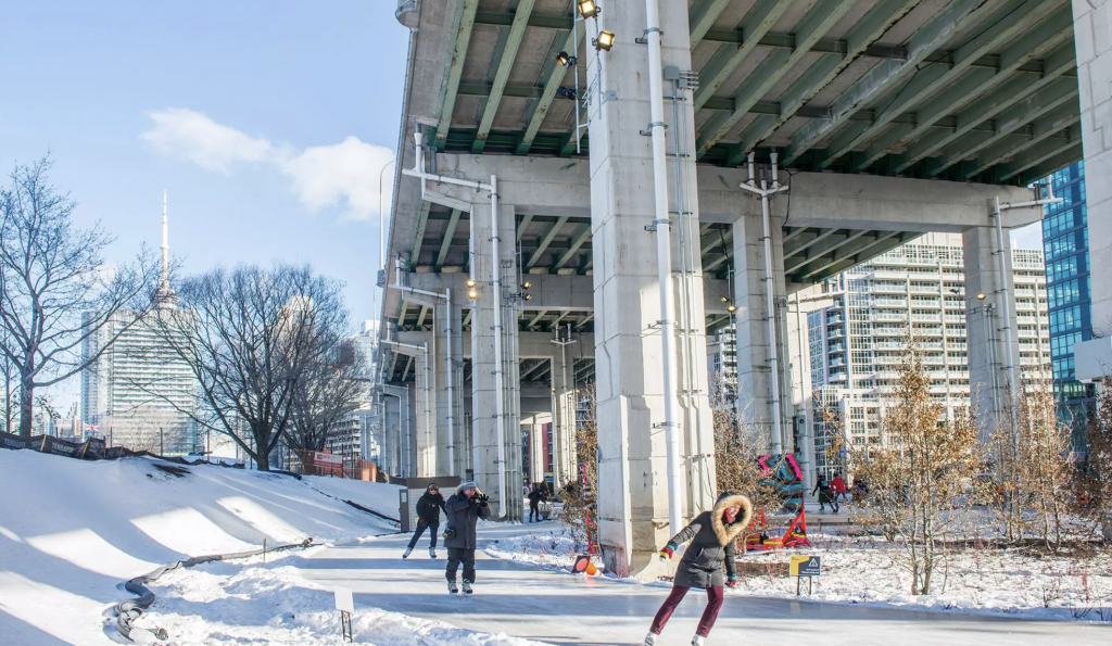 Poeple skating in the city 