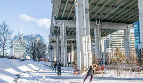 Poeple skating in the city 